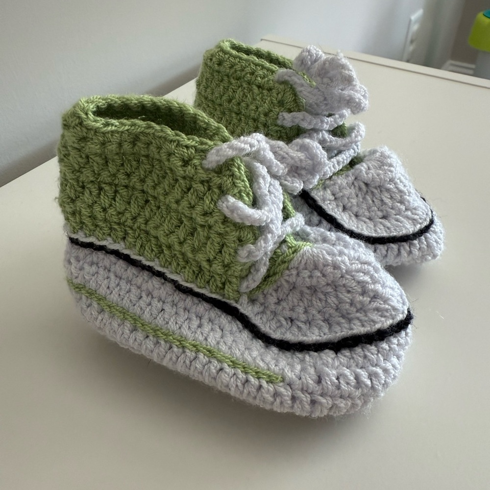 Handmade Crochet Baby Booties Size 6-9 months NEW